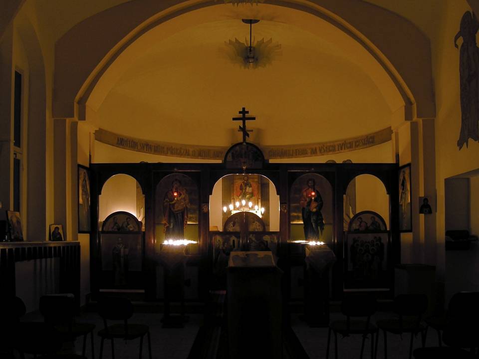 Interiér kaple v noci